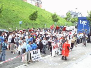 Trabajadores de ABB Galindo manifestandose frente al Bizkaia Arena
